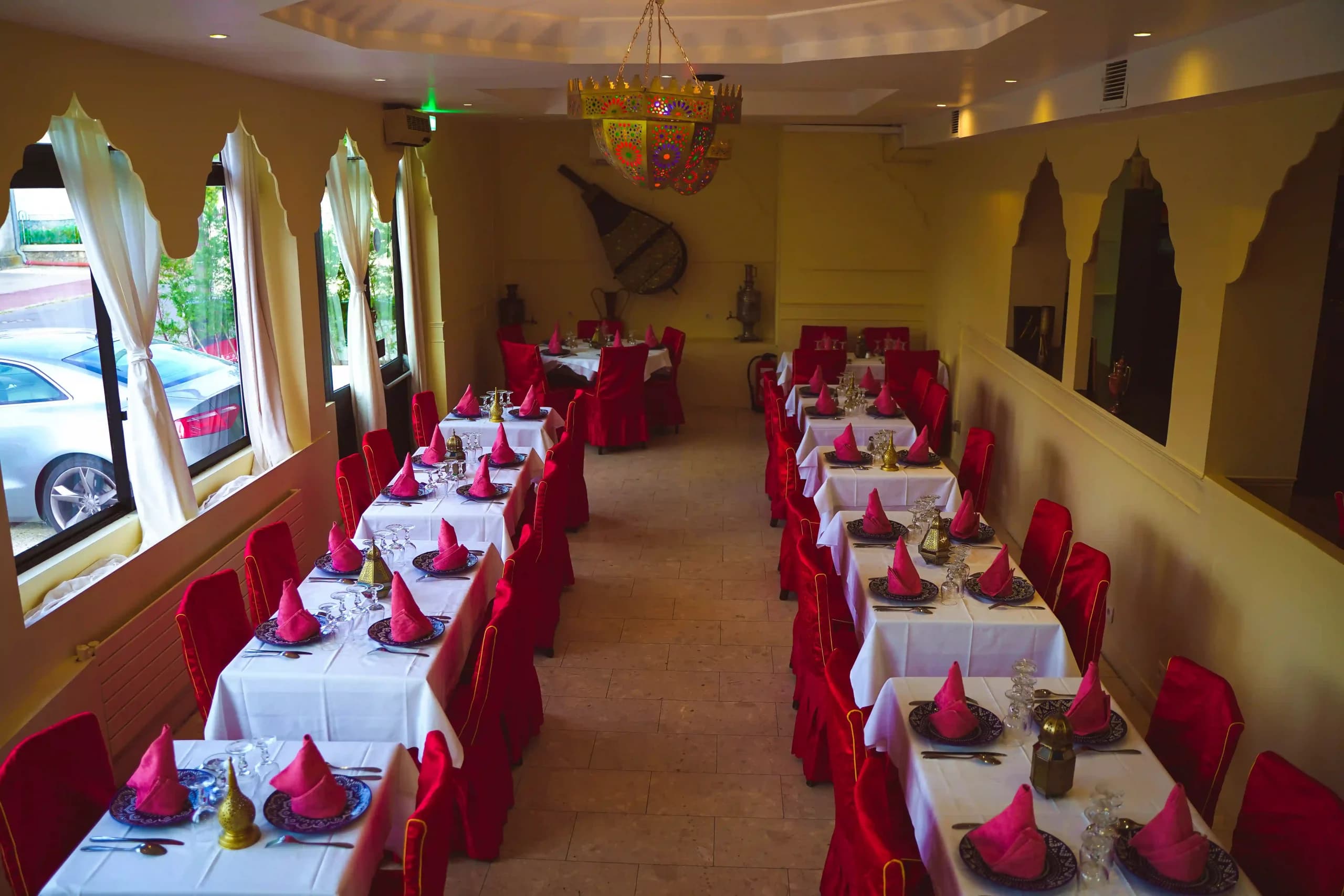 Table dressée avec des plats marocains