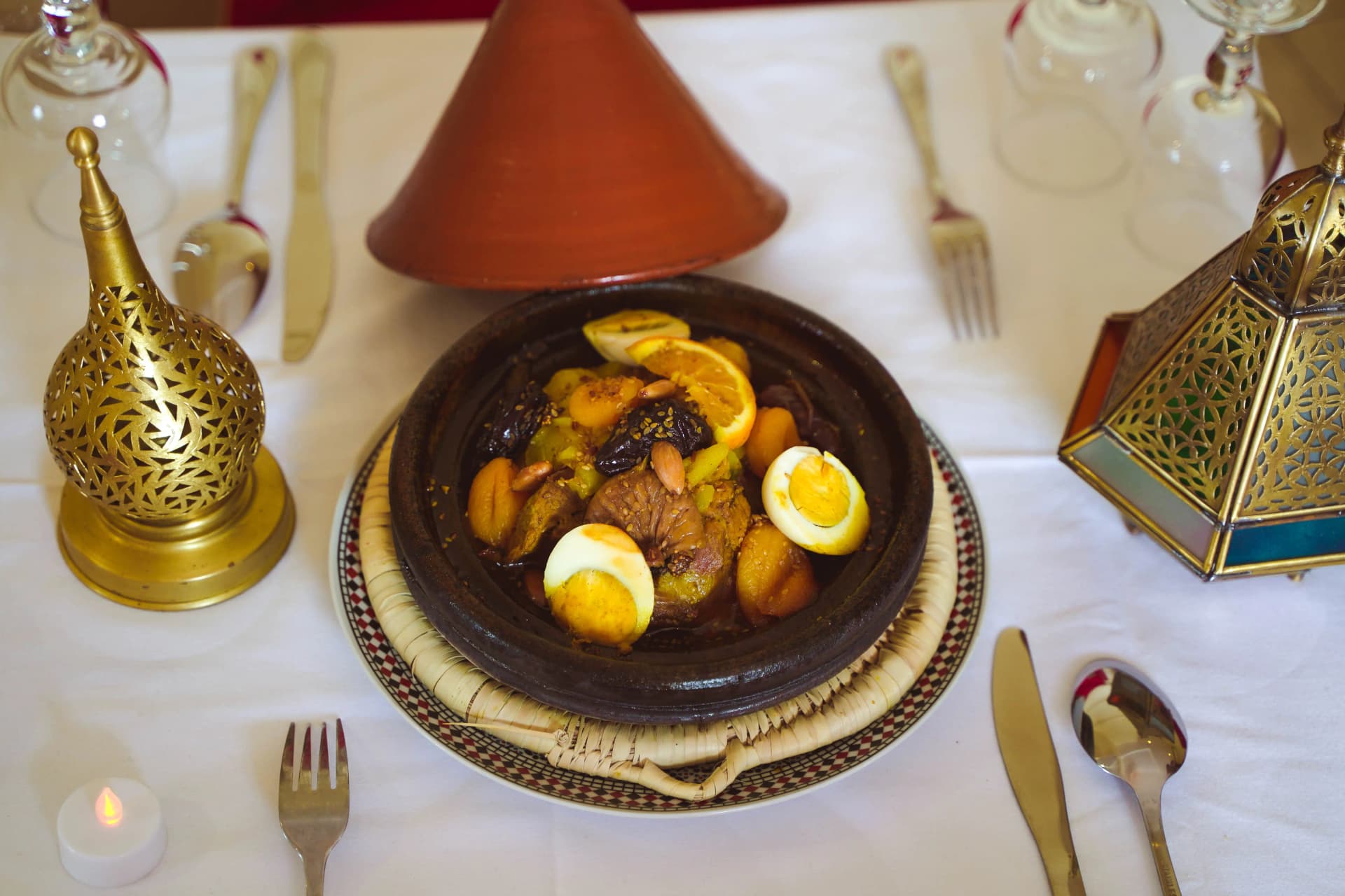 Tajine gastronomique dressé avec élégance